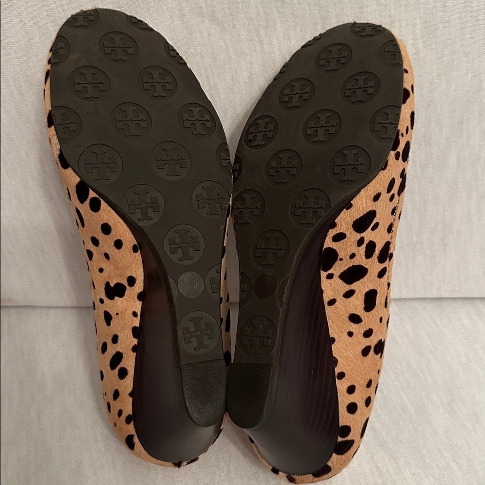 Tory Burch Calf Hair Leopard Wedge Pumps Gold-Tone Logo Women’s Size 6.5 - Picture 12 of 16